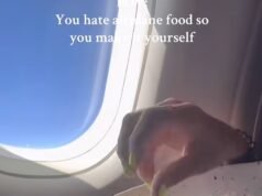 “¿Realmente estás amasando la masa ahora?” El pasajero rompe huevos, enrolla masa y hace pasta en la mesa de la bandeja de vuelo.