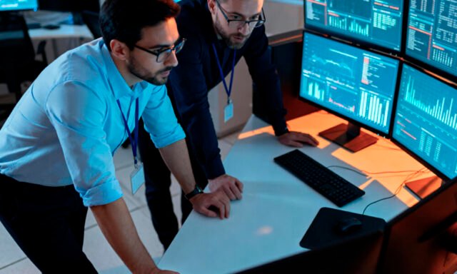 profesionales-analizando-datos-en-tiempo-real-en-una-sala-de-control-1000x600.jpg