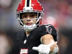 Drake London sufre actualmente una lesión en la espalda y una enfermedad.