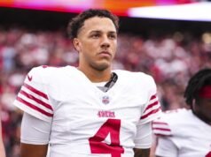 49ers renuncian al QB Adrián Martínez y firman al DE Clelin Ferrell