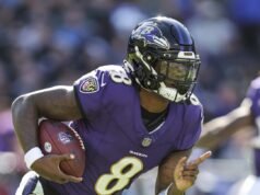 Lamar Jackson dice que su dolor de rodilla está “mejorando”