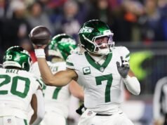 Justin Fields encuentra a John Metchie y reduce la ventaja de los Patriots a 21-14