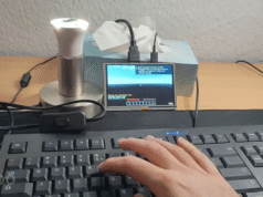 Este hacker de hardware convirtió una bombilla inteligente barata en un servidor completo de Minecraft y cambió lo que creemos que puede hacer el hardware