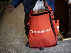 El conductor de DoorDash enfrenta cargos criminales después de supuestamente rociar la comida de los clientes