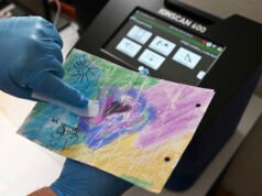 Las prisiones de Illinois no permiten el correo físico. Las madres presionan para recuperar el acceso.