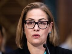 Dentro del salvaje pleito: Detalles del presunto romance de Kyrsten Sinema con su guardaespaldas