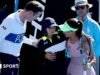 Abierto de Australia 2026: Zeynep Sonmez ayuda a la recogepelotas caída en la victoria sobre Ekaterina Alexandrova