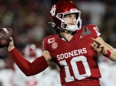 El mariscal de campo de Oklahoma, John Mateer, regresará con los Sooners en 2026