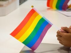 Cinco empleados federales LGBTQ+ dicen por qué están demandando a Trump