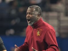 El entrenador de baloncesto de Tuskegee, Benjy Taylor, fue esposado al salir de la cancha.