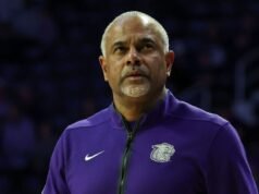 Tang se marcha tras perder ante K-State: los jugadores “no merecen estar aquí”