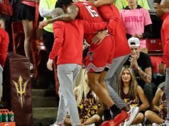 JT Toppin de Texas Tech se lesionó la pierna derecha en una derrota ante ASU