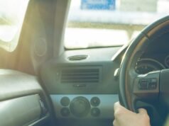 Kansas exige que los conductores trans entreguen sus licencias con un día de antelación