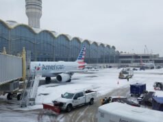 El director de operaciones de US Airways afirma que la tecnología estaba funcionando durante el accidente, niega que los asistentes de vuelo estén durmiendo en los aeropuertos; su director ejecutivo no está de acuerdo