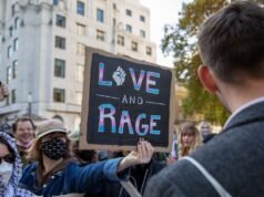 En un fallo “incoherente”, un tribunal del Reino Unido dice que las mujeres trans pueden usar los baños de mujeres excepto para trabajar