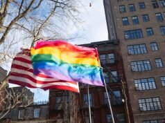 La demanda dice que la administración Trump estuvo “motivada por el Animus” para retirar la bandera del Orgullo de Stonewall