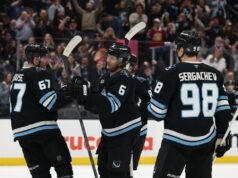 El triplete de Nick Schmaltz empujó al Mammoth a superar a los Canucks