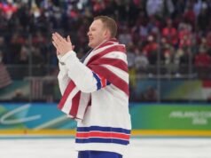 El atleta olímpico estadounidense Brady Tkachuk lidera a los senadores contra los Red Wings