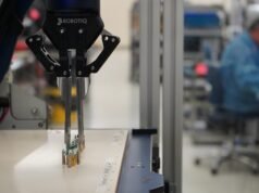 Cómo Sennheiser aumentó las pruebas de PCB en un 33 % con una pinza Robotiq 2F-85