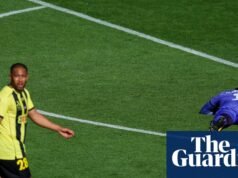 El portero fue expulsado en el descanso tras una derrota de varios años que dejó a la A-League | Un premio Nam