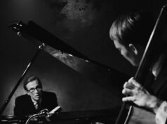 Fotografía introspectiva de Anders Danielsen-Laye del ícono del jazz Bill Evans
