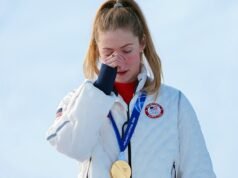 El emotivo homenaje de Mikaela Shiffrin a su difunto padre; medalla de oro