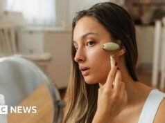 Trucos populares para eliminar la hinchazón facial: los expertos en piel revelan si funcionan o no