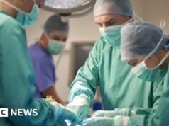 La lista de espera del NHS está en su nivel más bajo en tres años