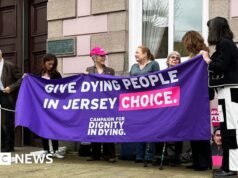 Jersey aprueba legislación sobre muerte asistida, pero el proyecto de ley de Inglaterra y Gales sigue bloqueado