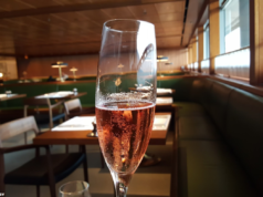 Pregunta del lector: ¿No puedes acceder a la sala VIP antes de la medianoche en un itinerario de Cathay con una conexión nocturna en HKG?