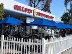 En un concesionario de coches del sur de California puedes derretir panqueques con tu Porsche