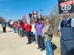 Los asistentes de vuelo estadounidenses hacen piquetes en la sede