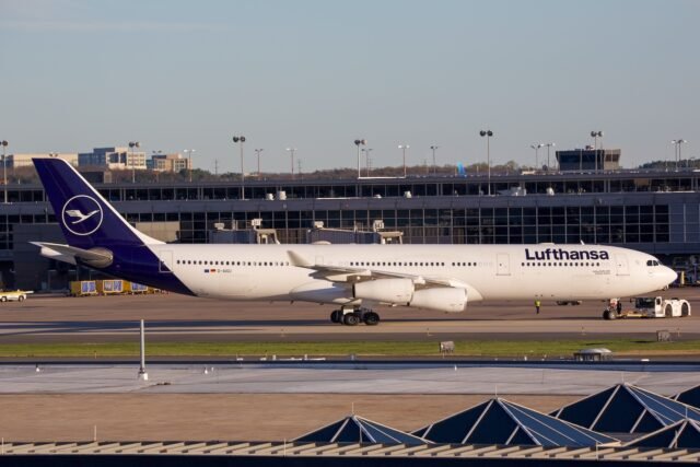 LH_Lufthansa_A3403_KIAD_Noah-Escobar.jpg