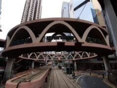 Puente peatonal circular en la calle Yi Wu en Hong Kong