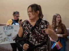 Mientras Kansas revoca las licencias de conducir, los residentes trans luchan con la realidad