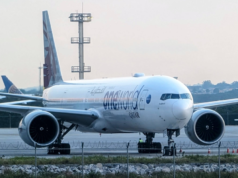 Qatar Airways suspende sus vuelos hasta las 3 am y los vuelos de Etihad hasta las 2 pm hora local del domingo 1 de marzo de 2026.