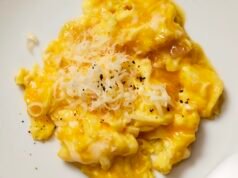 Revuelto suave de puerros y comté