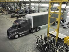 El nuevo Volvo VNR sale de la nueva línea de producción de River Valley