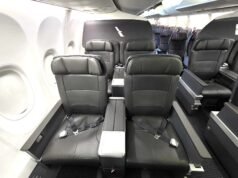 El comediante Jim Brewer pagó la primera clase desde Hawái, mientras American Airlines tomó su asiento de piloto y lo trasladó a la fila 18.