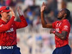 Copa del Mundo T20: Inglaterra se asusta con Italia pero aún se clasifica para los Super 8