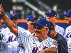 Habrá la Noche de Maquillaje de Bobby Valentine con 15.000 gafas de bigote postizas