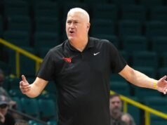 El estado de Oregon despidió al veterano entrenador de baloncesto Wayne Tinkle antes del reinicio de Pac-12