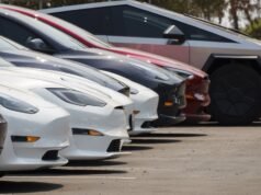 Tesla demanda al DMV de California después de que la agencia dijera que los autos ‘autónomos’ en realidad no se conducen solos