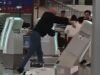 Un pasajero británico destroza 10 quioscos del aeropuerto con un poste de metal y se enfrenta a la cárcel por posesión de Viagra