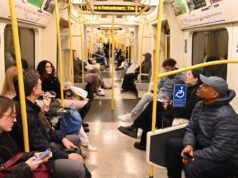 Samsung presenta una nueva y revolucionaria pantalla móvil que finalmente evita que todos los pasajeros adopten el hábito grosero del tren