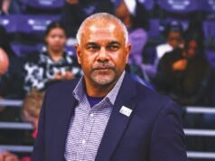 El instructor de bomberos del estado de Kansas, Jerome Tang, cita ‘comentarios y comportamientos públicos’