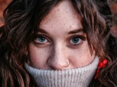 4 signos del zodíaco que se sienten avergonzados en grupos grandes