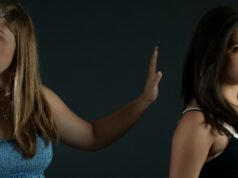 Si tu amigo hace estas 10 cosas tóxicas, puede que sea narcisista