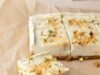 Barras de tarta de queso y ricotta con corteza de pistacho (fácil y sin hornear)