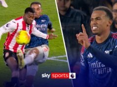 ‘Qué torpe’ | ¿Gabriel tiene suerte de escapar de una segunda tarjeta amarilla aquí?